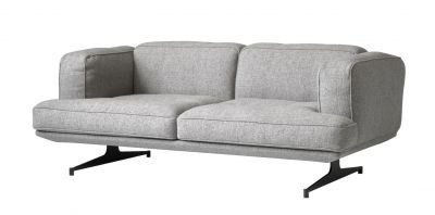 Graues AndTradition Sofa AV22 / AV23 mit schwarzem Metallfuß, modernes Design für Wohnzimmer.